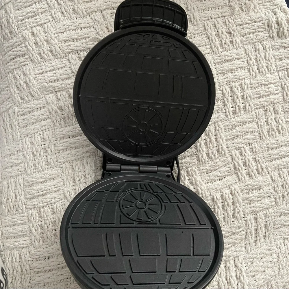 Star Wars Death Star Waffle Maker - Picture 3 of 7